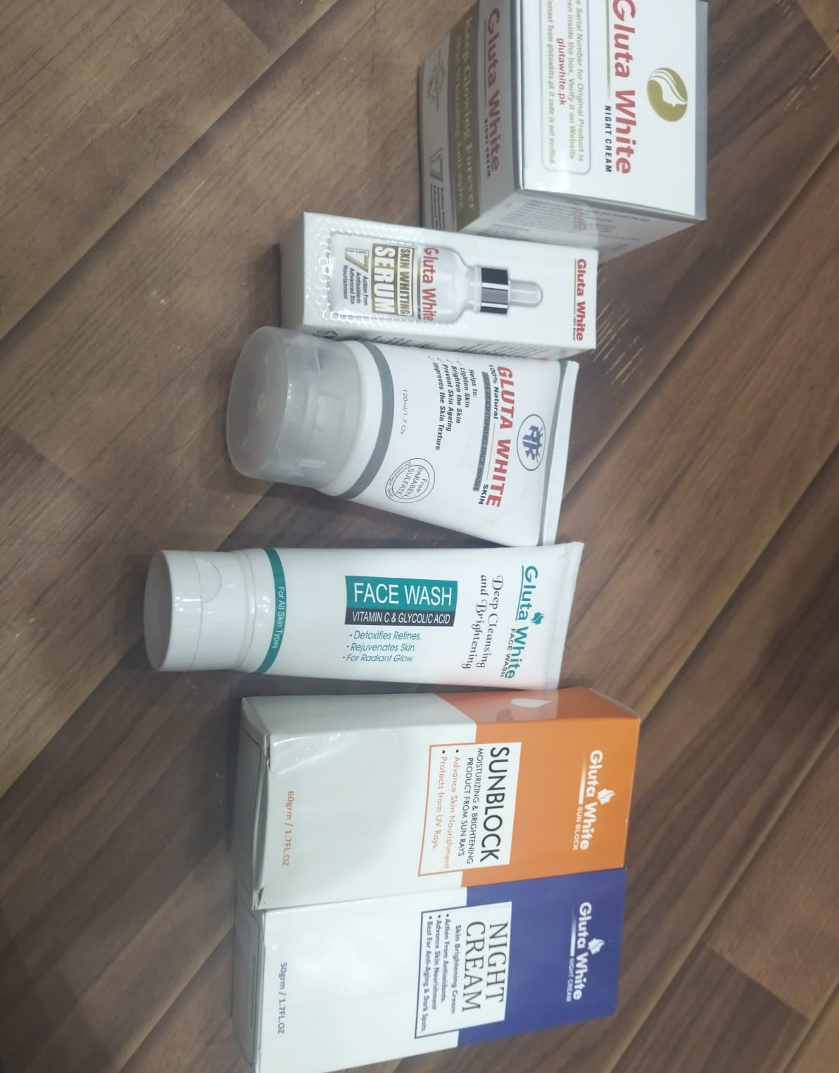 Gluta White 6 In 1 Skin Care Bundle – Complete Whitening And Brightening Set With Face Wash, Serum, Sunblock, Night Cream, And Moisturizer .